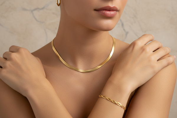 erstelle mir eine ästhetische Frau mit Schmuck armband aus feinem goldschmuck, kette aus gold mit schlangenoptik, ohrringe aus goldenem sechseck form mit 2mm rohrdicke der kopf sollte nicht sichtbar sein mit beigen marmor hintergrund